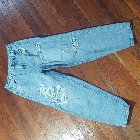 American Eagle Outfitters Relaxed Mom Jean Destroyed / Distressed Sz 4 - Picture 1 of 14